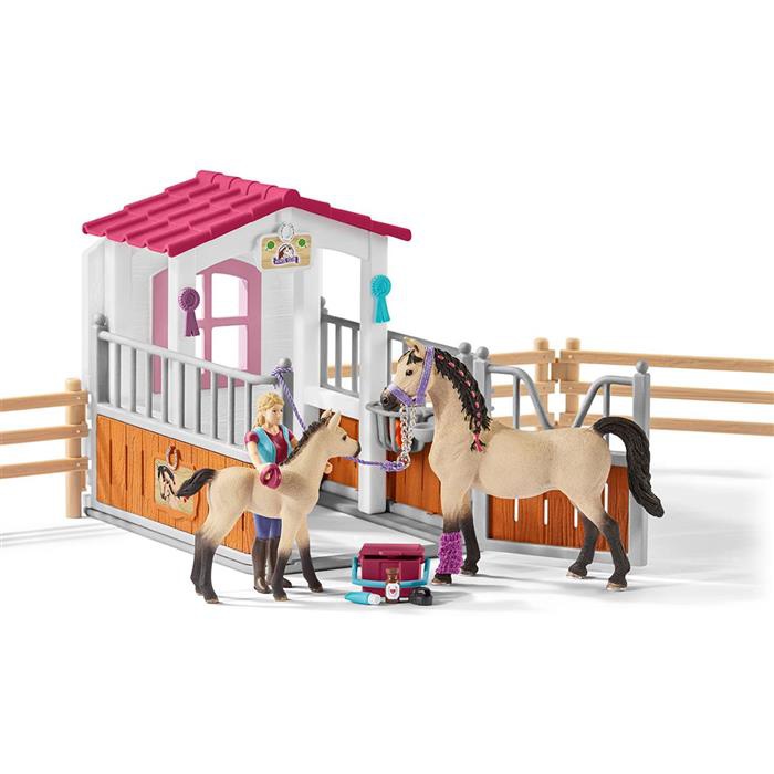Schleich 42369 - Stáj s koňmi Arabskými a ošetřovatelkou